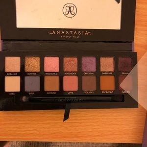 Anastasia beverly hills norvina eyeshadow palette